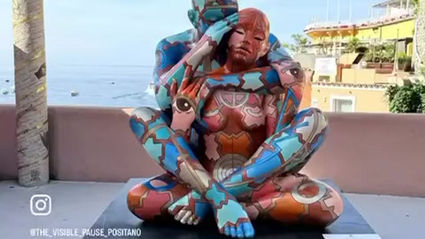 THE VISIBLE PAUSE – quando l’arte monumentale incontra Positano Positano si fa cornice viva per accogliere due opere monumentali che raccontano la presenza, l’abbraccio, la relazione. La mostra “The Visible Pau~